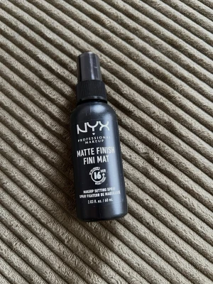 NYX Matte Finish Face Mist 60 ml - NYX Matte Finish Face Mist är en svart sprayflaska med matt finish som håller makeupen på plats i upp till 16 timmar. Flaskan är gjord av syntetmaterial och rymmer 60 ml. Perfekt för dig som vill ha en matt look hela dagen.