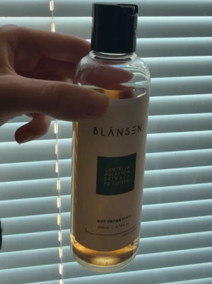 Blansen Centella Asiatica Toner - Blansen Centella Asiatica Extract 90 Toner i en genomskinlig plastflaska med svart skruvkork. Tonern är ljusgul och innehåller 200 ml. Perfekt för dig som vill ha en återfuktande och lugnande toner i din hudvårdsrutin.