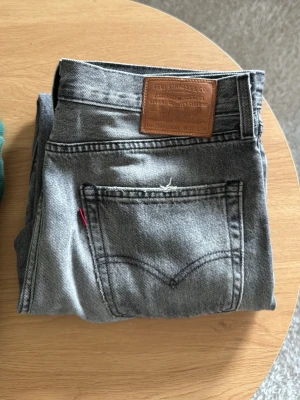 Grå Levi's 501 jeans - Säljer ett par klassiska grå Levi's 501 jeans med rak passform och hög midja. Storlek är 32 i midja och 34 i längd.