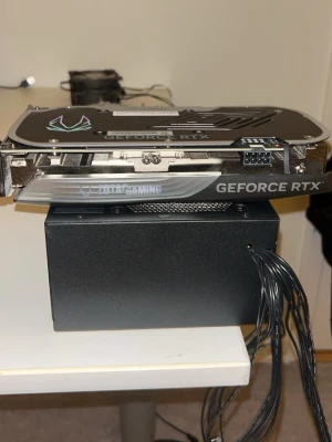 Zotac GeForce RTX grafikkort - ZOTAC GAMING RTX 4060 Ti 8GB –mycket bra skick  Säljer mitt ZOTAC Gaming GeForce RTX 4060 Ti 8GB (Twin Edge), använd i cirka 2 år i en gamingdator. Kortet är i mycket bra skick och fungerar felfritt.  Dual fan kylning, passar i de flesta chassin, Bra för 1080p / 1440p gaming, Stöd för DLSS 3 - 3,5 Endast använd för gaming, aldrig mining eller överklockning. Specifikationer 8GB GDDR6• HDMI + DisplayPort• PCIe 4.0. Bara upphämtning som gäller (Kan checkas innan köp)  Pris: 3800 kr (kan diskuteras)