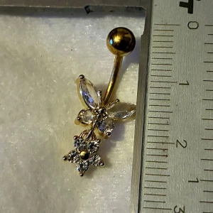 ✨ NY oanvänd navelpiercing med hänge - Kirurgiskt stål 316L  - ✨ NYTT oanvänt smycke i kirurgiskt stål! 🌸 Hållbart & Rostfritt: Slitstarkt 316L-stål som inte oxiderar eller rostar av fukt. 🌸 Säkert: Industristandard, skonsamt för läkta piercingar.  🛍️ 30 % BUNDLE-RABATT! Köp fler artiklar från min shop och få 30 % på allt! ✨ 📦 Frakt: Endast spårbart via Plick SafePay för vår trygghet.