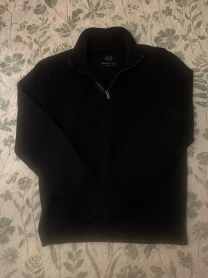 Massimo Dutti half zip - En snygg svart quarter zip från det italienska märket massimo dutti🤩 Knappt använd så mycket fint skick, storlek S men passar Medium också👌