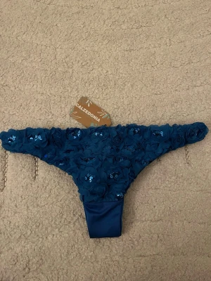 Bikinitrosor från Calzedonia  - Nya helt oanvända bikinitrosor med blommor och paljetter från Calzedonia🌺