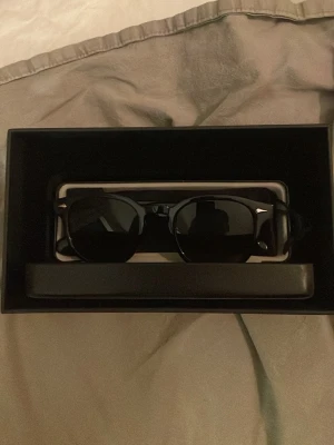 Svarta solglasögon All Cap One - Snygga svarta solglasögon från All Cap One med klassisk rundad form och mörka glas. Helt nya då de inte var i min stil! Kommer med solglasögonfodral och orginalförpackning! Kontakta mig om ni har några frågor! 