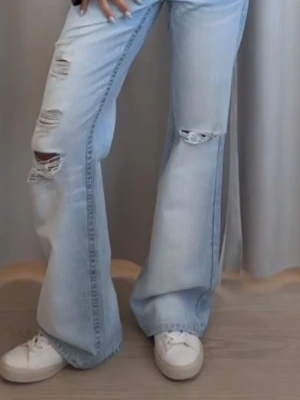 blåa baggy jeans  - Jätte snygga baggy jeans, mycket trendigt, cool look. Från ginatricot storlek S = 14+ Köpt på vinted och inga defekter!!! Pris går att diskuteras vid snabbt köp 