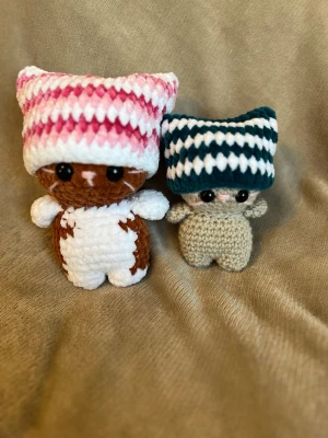 Stor och liten katt med mössa - Obs detta är en beställning så köp ej om det inte är din! Den stora katten är ca 19 cm och den lilla är ca 17 cm 💗
