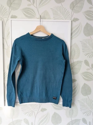 Finstickad Tunn Tröja H&M Storlek 146/152 - -Oanvänd.  - Exakta färgen är svår att få på bild det är nog en blandning mellan bild 2 och 3.  - Tunn tröja så den passar utmärkt till sommarkvällar och den passar både till fest och vardag.  - Inget klimaterial .  - Jag kan ha missat någon miniskavank men jag har försökt att granska plagget så gott det går