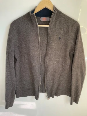 Morris full zip - Säljer min Morris full zip. Brun full zip i merino ull. Står S men skulle även passa XS. Hör av er vid frågor. 