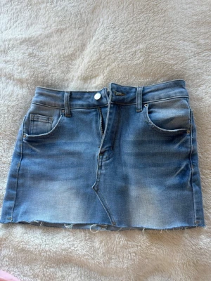 Blå jeanskjol  - Säljer en blå jeanskjol från missguided i storlek S, endast testad❤️