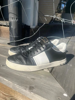 Valentino flycrews - Säljer nu dessa valentino flycrews i storlek 40. Väldigt bra skick för att vara så gamla och har alla orginalnitar kvar! Finns några märken men dem lär se bättre ut efter en ordentlig tvätt. Skriv vid frågor och funderingar👍 box och dustbags medföljer!