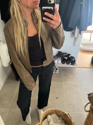 Brun skinnjacka - Brun skinnjacka från Nelly, aldrig använd och prislapp sitter kvar💕