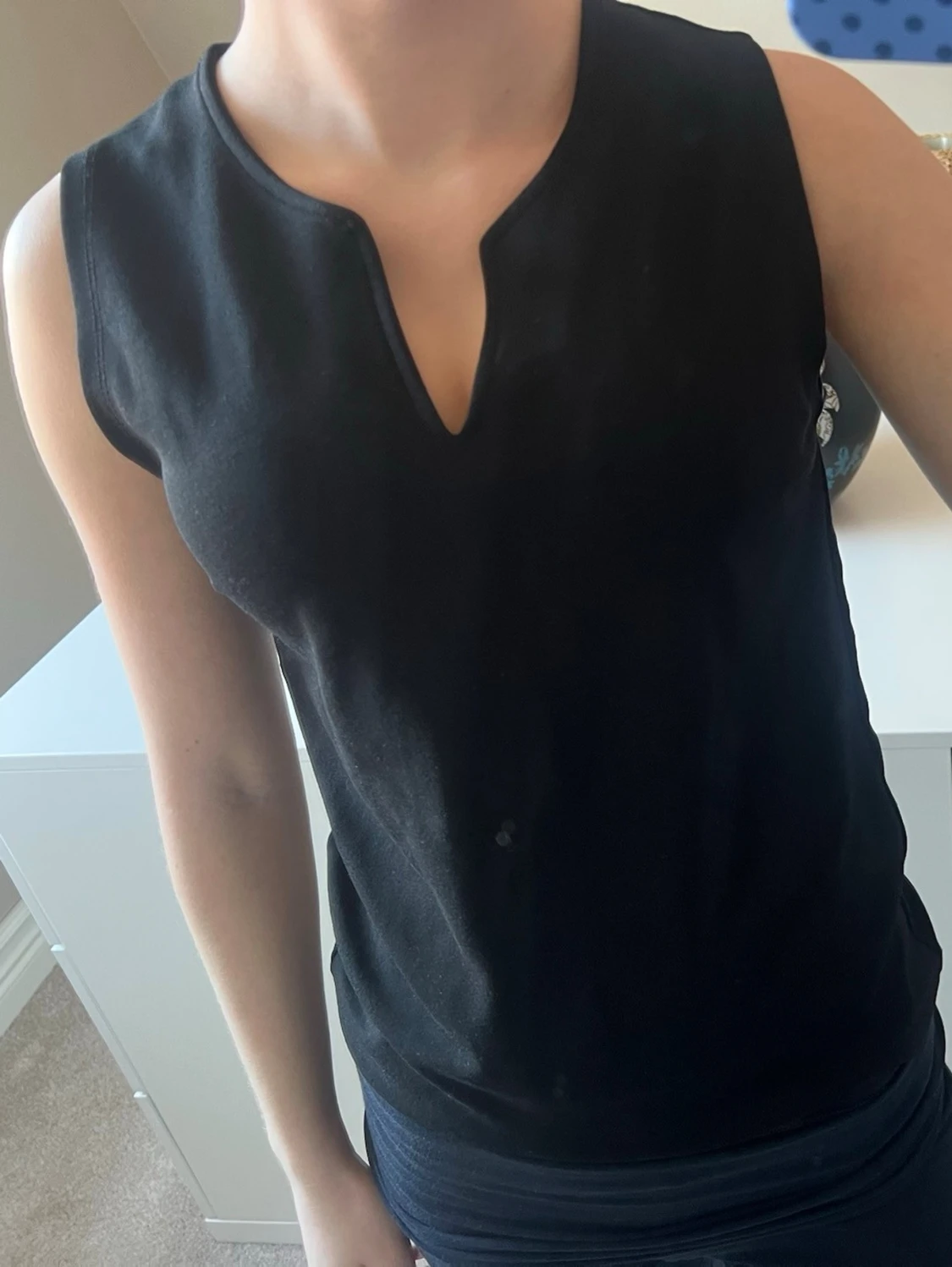 Svart ärmlös topp med v-ringning - 1