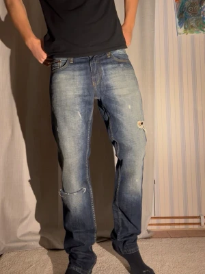 Archive Tommy Jeans 32/34 - Säljer nu dessa galet feta jeansen från Tommy Hilfiger storlek 32/34 Modellen är 188cm och väger 78kg  Total längd: 109 Benöppning: 20 Midja: 42  Priset kan som alltid diskuteras, hör av er vid minsta fundering! 