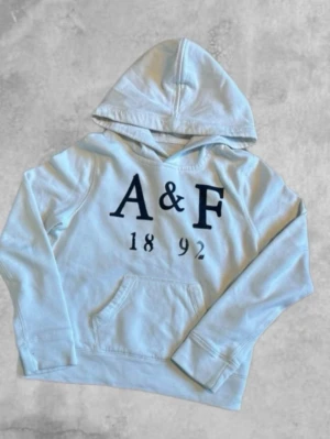 Abercrombie & Fitch - Abercrombie & Fitch hoodie | storlek: Xxs (passar runt 146) | skick: mycket bra | bara att kontakta vid frågor!🤩