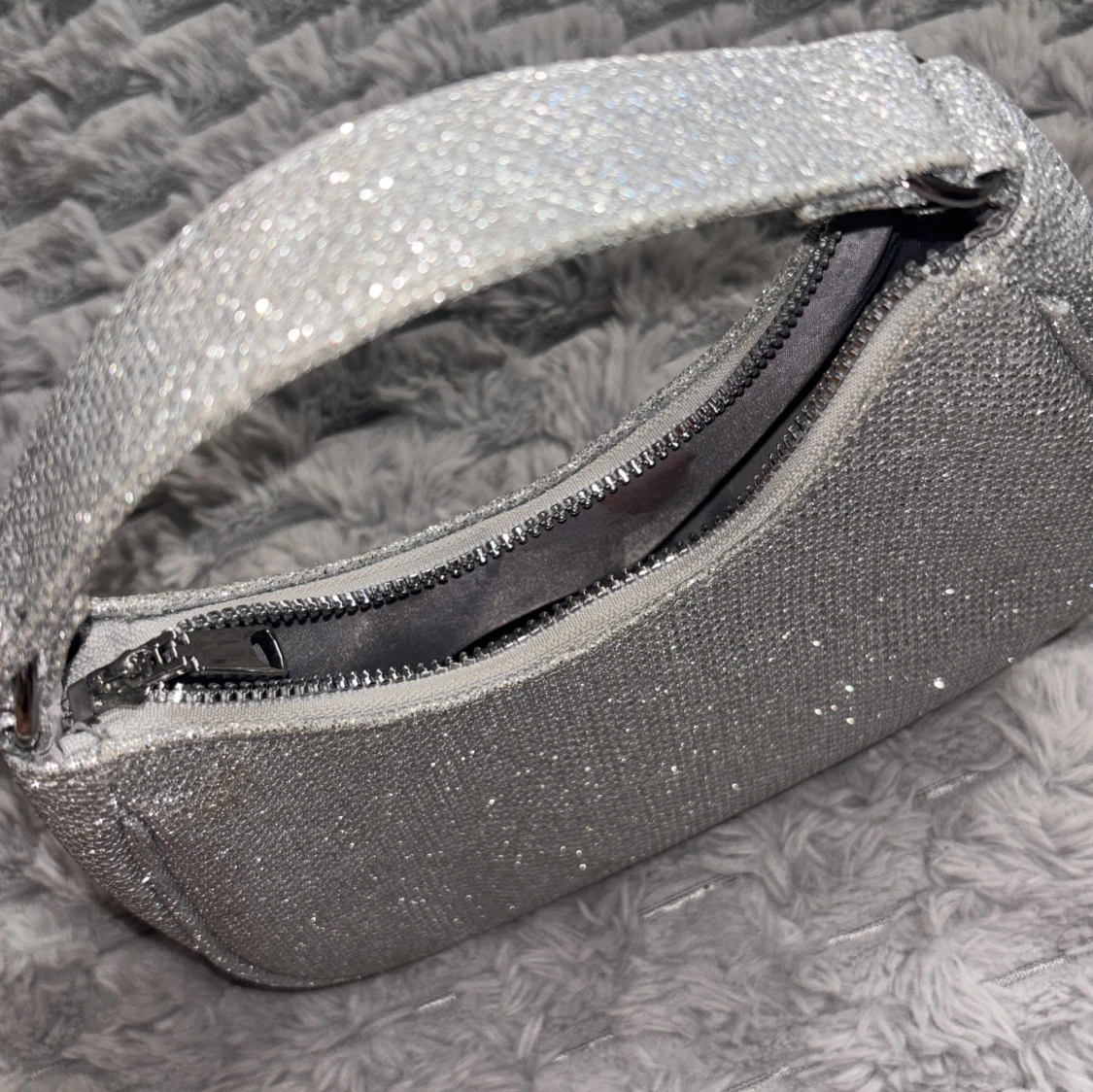 Glittrig silver axelremsväska - 1