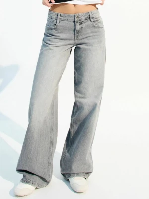 Grå jeans  - Bilderna är från hemsidan men vill du ha bilder är de bara att fråga. De är klippta längst ner för de va för långa (är 170cm) men de är fof för långa. Använda en gång. 