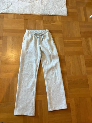 Mjukis byxor - Gråa mjukisbyxor från Gina tricot storlek xxs