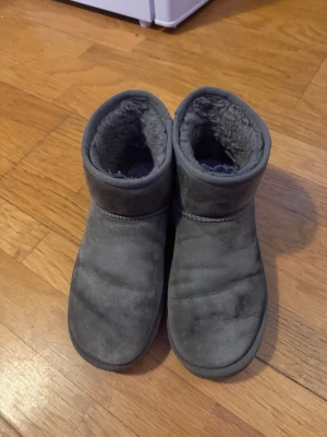 UGGs strl 40 - UGG støvler i størrelse 40. Litt brukt men i perfekt stand! Kan leveres eller hentes i Frogner