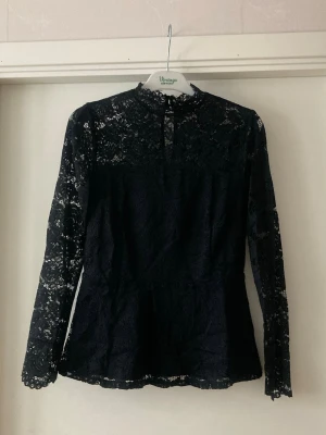 🍒Svart spetsblus🍒 - 🍒LOVELY LACE🍒Superfin och trendig peplum spetsblus. Blusen har blommigt spetsmönster, knäppning i nacken och är fodrad som en korsett.🍒