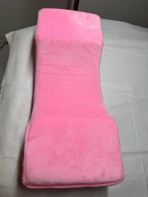 Rosa ergonomisk benkudde i memory foam - Säljer en rosa ergonomisk benkudde i memory foam med mjukt tygöverdrag. Kudden har en form som ger stöd mellan benen och passar perfekt för avlastning vid vila eller sömn. Perfekt för dig som vill ha extra komfort i sängen.