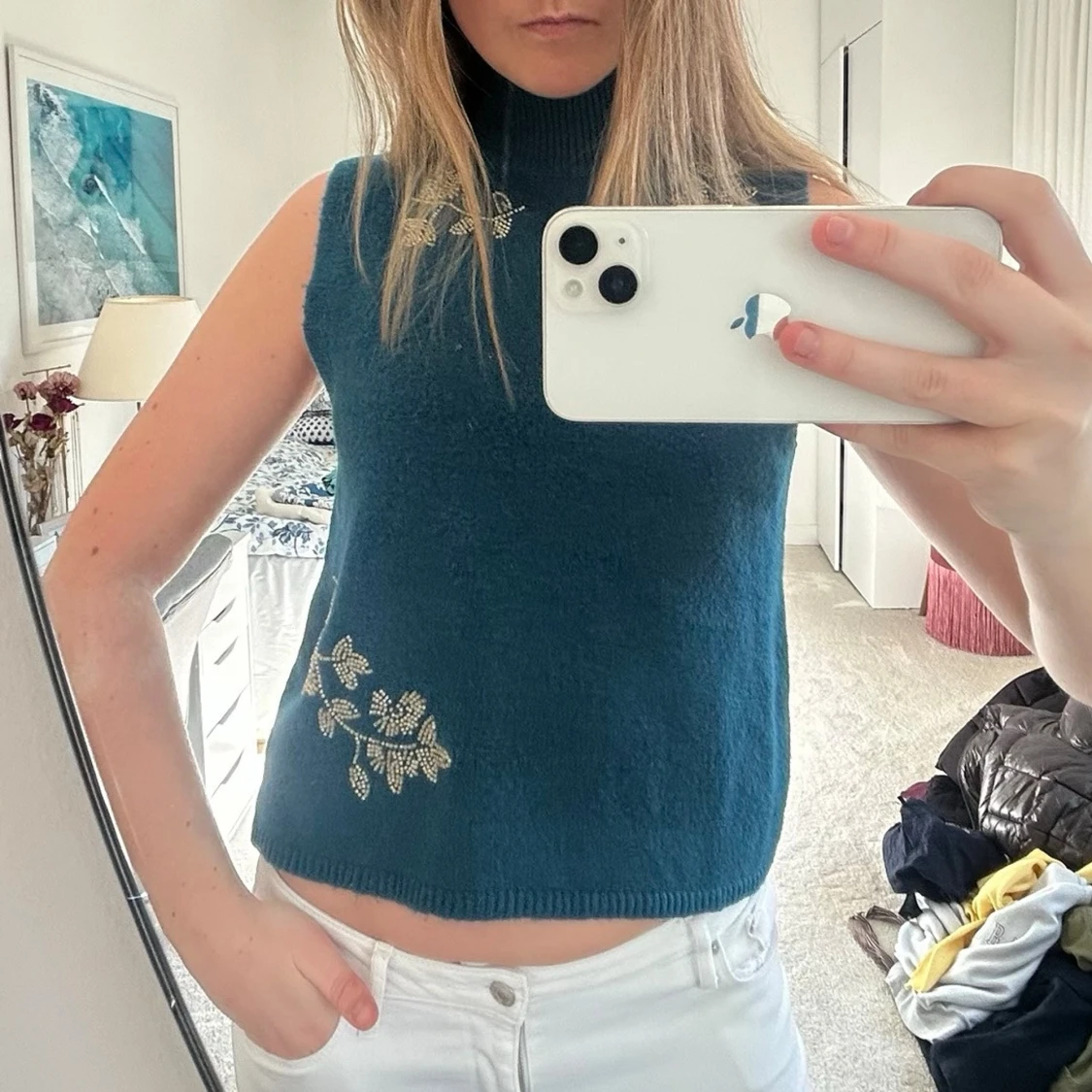 Blå stickad ärmlös topp med broderi