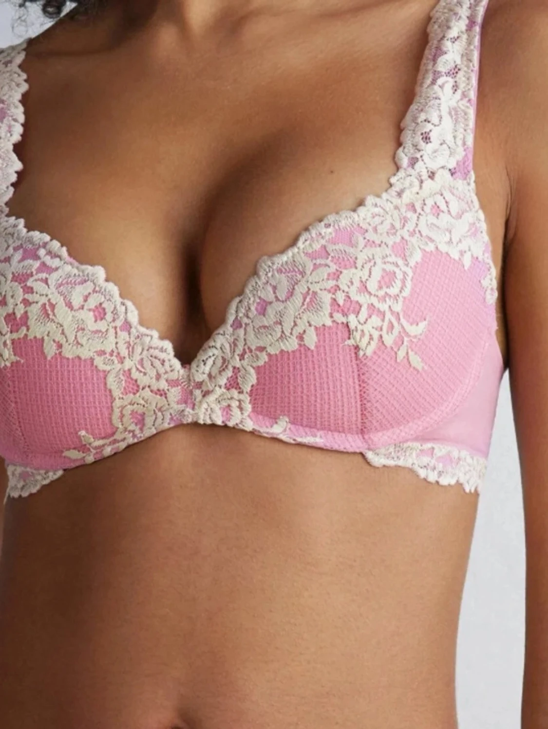 Rosa spets-bh med blommönster finns inte längre kvar att köpa på intimissimi 
