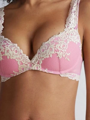 Rosa spets-bh med blommönster finns inte längre kvar att köpa på intimissimi  - Söt rosa bh med vadderade kupor och dekorativt blommönstrad spets i vitt längs kanterna och axelbanden. Bh:n har bygel och breda axelband för extra stöd. Materialet är en mix av mjuk spets och stretchigt tyg.pris kan diskuteras💕