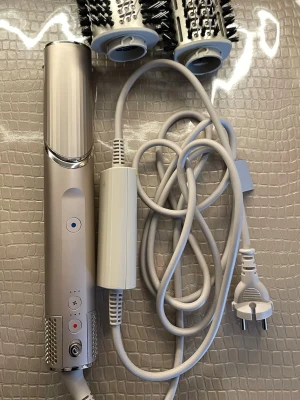 Shark 5-i-1 Multistyler – Nyskick + flera oanvända tillbehör - Säljer min Shark 5-i-1 multistyler i nyskick, endast använd en gång. Köpt 18 mars, så den är knappt använd alls.   Alla tillbehör ingår:  • Paddelborste • Oval borste • Stylingkoncentrator • 2 locktänger • Lockdefinierande diffuser  Oanvända tillbehör: • 2 locktänger (oöppnade) • Lockdefinierande diffuser  Allt kommer i originalförpackning.  Perfekt för dig som vill ha ett allt-i-ett stylingverktyg hemma. Nypris ca 2400 kr 