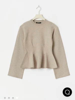 Beige peplum topp från Gina - Söt stickad topp från Gina i storlek XS, nyskick💓