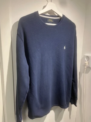 Mörkblå långärmad tröja Polo Ralph Lauren - En snygg mörkblå tröja från Ralph Lauren i mycket bra skick, saknar defekter. Ett perfekt alternativ till linnebyxor eller jeans, skriv vid frågor!