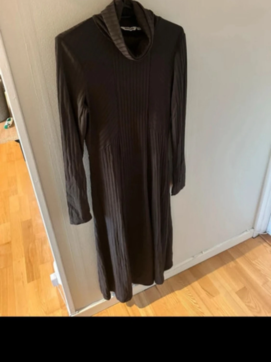 Mörkbrun långklänning med polokrage - 1