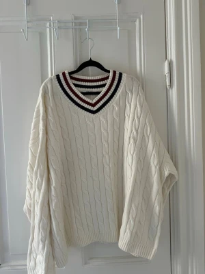 V ringad oversized stickad tröja  - SÅÅ snygg, perfekt för sommarkvällarna, bild på en liten defekt, annars som ny, benvit färg 