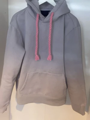 Syna world hoodie  - Grå syna world hoodie med rosa snören storlek M men passar även S