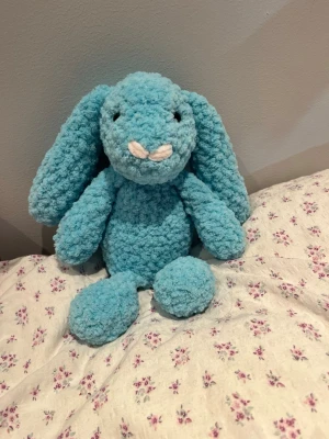 Virkad blå jellycat-kanin🩵 - Supersöt Jellycat kanin nu i större storlek gjort av fluffigt garn!🩵🐰