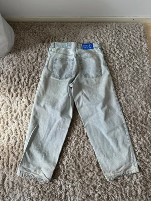 Ljusblå raka jeans från 365 Dry - Säljer ett par ljusblå jeans från 365 Dry med rak passform och klassisk femficksdesign. Jeansen har en blå patch med logga bak i midjan och är tillverkade i denim. Perfekta för en avslappnad och trendig look.