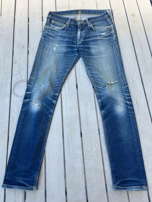 Lee ”Luke”  jeans - Säljer mina sjukt feta lee jeans då dom blivit för små. —— De är i modellen ”Luke” och motsvarar ungefär lean dean av nudie jeans. —— storlek W30 L32 —— hör av er vid funderingar!