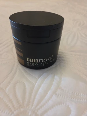 Tanrevel Glow Peel Pads - Glow Peel Pads ger din hy ett fantastiskt glow och tar din bränna till nästa nivå! Padsen är till dig som är ute efter att ta fram lystret i din hy. De innehåller AHA, BHA och vitaminer som avlägsnar döda hudceller, stimulerar cellproduktionen och berikar din hy för att ge dig ett fantastiskt glow! Förutom att ge en otroligt lyster, exfolierar padsen din hy på djupet och bidrar till en grund som ger en mer jämn, naturlig och långvarig bränna. Oöppnad.