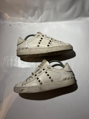 Valentino skor - Hej! Säljer nu mina skor från märket Valentino, storlek 39 bra skick, allt på bilden ingår. Tveka inte på att höra av dig om du har frågor eller funderingar kring skorna! 