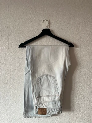 Ljusa jeans från weekday - Weekday jeans-galaxy (relaxed fit) i storlek 31/32. Färgen går inte längre att få tag på! Har lite slitningar nere vid skorna och på fickorna något som bidrar till karaktären och visar på användning. 