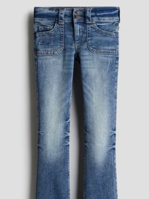 Blå bootcut jeans från H&M - Snygga blå bootcut jeans från H&M med låg midja och justerbar midja. Jeansen har klassisk femficksdesign och slitna detaljer framtill för en trendig look. Perfekta för dig som gillar en avslappnad men ändå stilsäker stil.