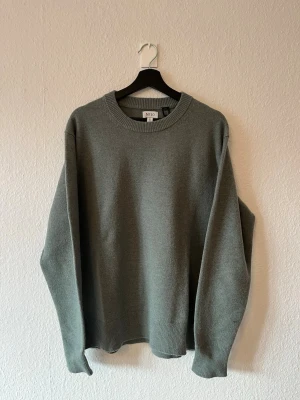 grön stickad  - Grön stickad tröja från H&M i storlek L