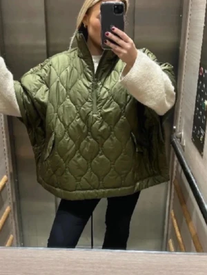 Olivgrön quiltad dunväst med krage - Oversized dun poncho/ trekvartsärm dun jacka olivgrön. Fin för vår 