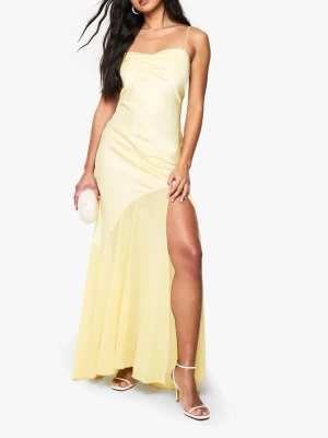 Ljusgul långklänning med slits - Elegant ljusgul långklänning med tunna axelband och hög slits framtill. Har använt den en gång.