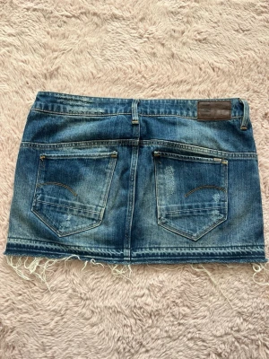 Jättefin jeanskjol! - super snygg jeanskjol från g-star som tyvärr är för stor för mig. I fint skick och har inga tecken på användning 💖😇