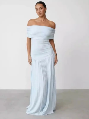 Slutsåld LIONESS Offshoulder långklänning i plisserad stil - Nyskick i LJUSBLÅ, älskar denna men kommer tyvärr inte till användning, Nypris 1200 kr 