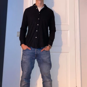 Grå skjorta från Morris - Grå skjorta från Morris i storlek M. Fint skick till ett bra pris. Nypris: 1995kr. Mitt pris: 249kr. Vid frågor eller funderingar, tveka inte att höra av dig.