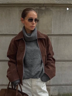 Brun vårjacka  - Vårens trendigaste jacka💕 Som ny då jag köpt fel storlek. Nypris 1000kr. Mitt pris 499kr. 