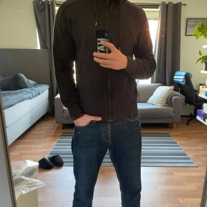 Cp company hoodie storlek S - Säljer nu denna cp company hoodie i storlek S. Den är använd rätt så mycket även lite solblekt. Men säljs för ett väldigt bra pris i med att den är äkta. Bara att höra av sig vid frågor.