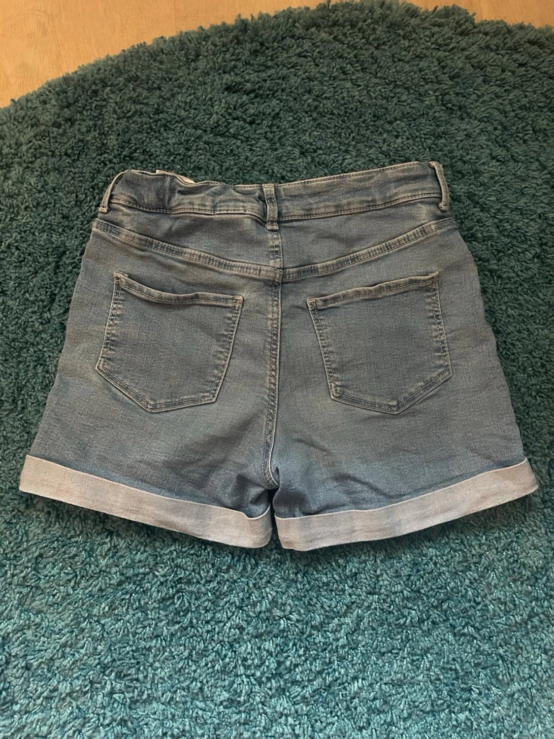 Jeansshorts i svart och ljusblå - 2