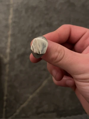 Silver(925) signetring med gravyr - Unik silver signetring med en rektangulär platta framtill och tydlig gravyr. Ringen har en klassisk, stilren design och är tillverkad i metall. Perfekt för dig som vill ha en personlig touch på din stil.